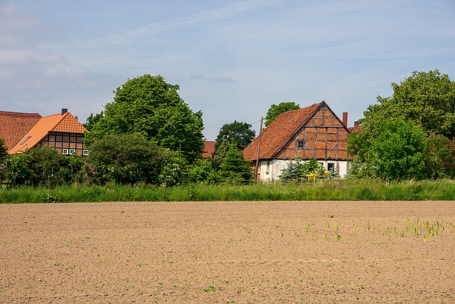 **Wycena służebności przesyłu w kontekście budowy farm fotowoltaicznych: Jak uwzględnić wpływ na wartość nieruchomości sąsiednich?**